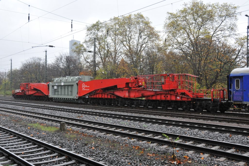 Dieses 32-achsige Monstrum stand am 13/11/2010 in Kln-West. Es handelt sich um einen Schienentiefladewagen mit einer maximalen Tragfhigkeit von 454 Tonnen der Fa. Heavy Cargo + Service.