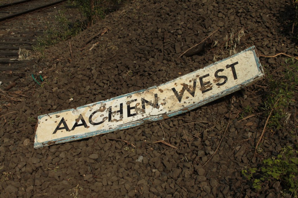 Dieses alte Emaille-Bahnhofschild wurde bei Aufrumarbeiten mit einem Bagger in Aachen West wieder ans Tageslicht geholt.