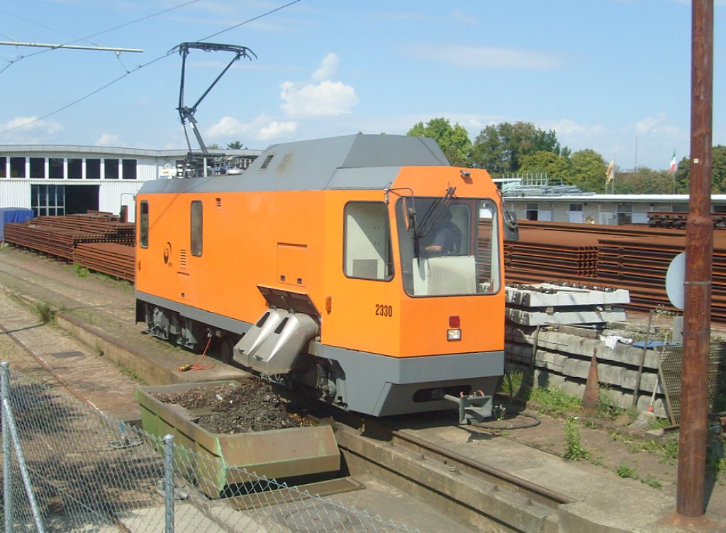 Dieses, anscheinend zur Schienenreinigung eingesetzte Fahrzeug der BVT, steht am 2.9. auf dem Betriebshof in Basel.