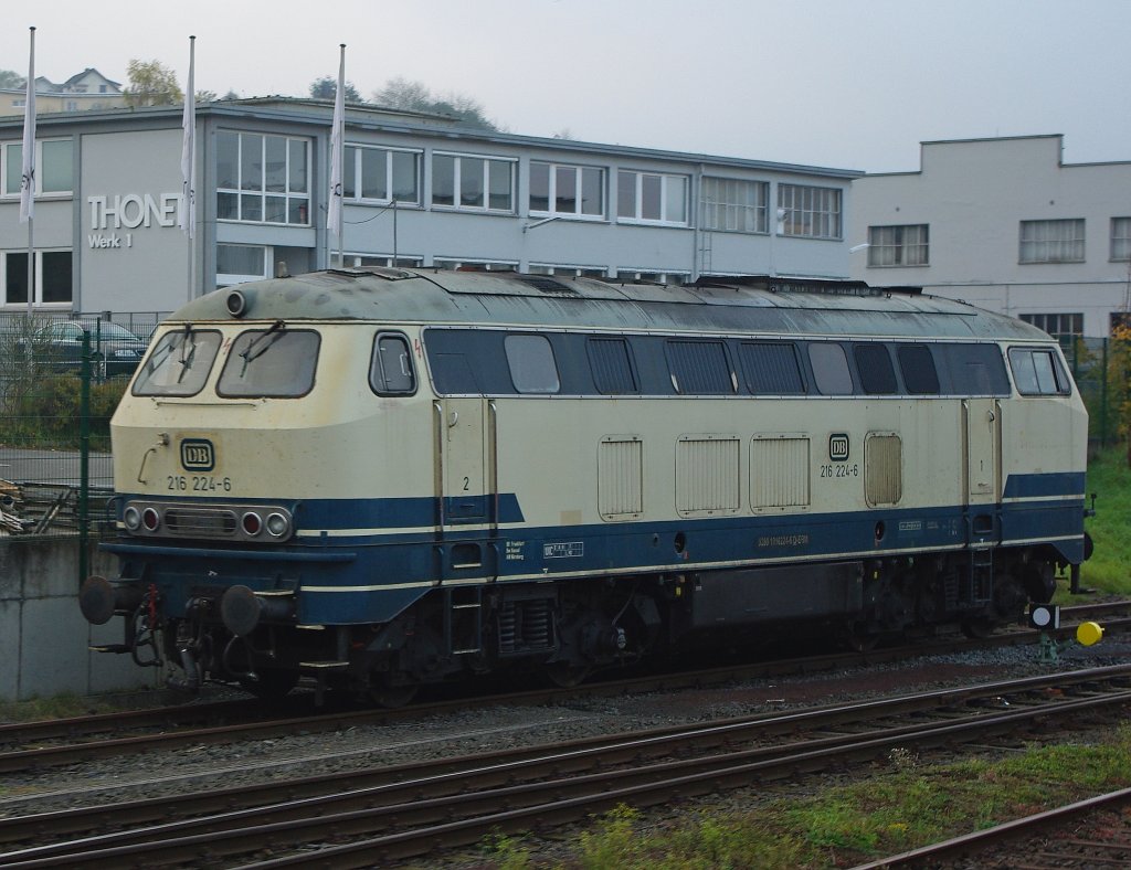 Dieses Bild von 216 224-6 ist am frhen Morgen des 23.10.2010 entstanden als wir mit einem Sonderzug von Frankenberg(Eder) nach Marburg fuhren. Zu diesem Zeitpunkt war die Lok noch sehr weit hinten im Bahnhofsbereich abgestellt. Bei nherer Analyse dieses Bildes vom Morgen und dem Vergleich mit einigen EBM-Look-Bildern, beantwortete sich auch die Frage, ob es zwei 216 224er gibt. Nein. Die EBM Schriftzge sind noch verblasst erkennbar. Es wurden tatschlich wieder die alten originalen DB-Logos angebracht.