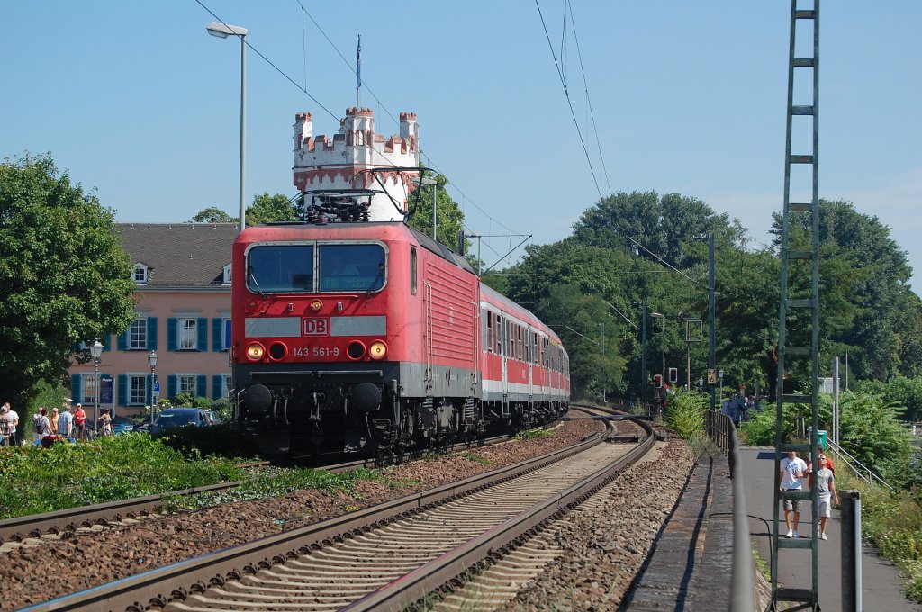 Dieses Bild ist bereits Geschichte: Im Dezember 2010 wurden die 143er und 110 er von den VIAS Flirts abgel�st. Am 20.08.2010 zog 143 561-9 ihre RB nach Koblenz und wird in K�rze am Bahnhof von R�desheim halten.