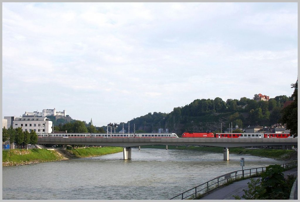 Dieses Bild, das den Eindruck vermittelt, als wrden sich DB und BB kssen wollen, zeigt die Begegnung von REX 3022 und EC 219 am Abend des 5. August 2011 auf der Salzachbrcke in Salzburg. 
