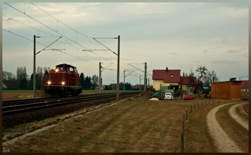 Dieses Bild entstand eigentlich bei vlliger dunkelheit und konnte nur durch eine RAW-Aufnahme so aussehen, wie es jetzt ist. Fr alle die es interessiert die Orginal-Datei kann hier eingesehen werden: http://www.abload.de/image.php?img=img_3071k7oq.jpg
Zu sehen ist die 212 093-9 als Lokzug gen Landshut. (16.03.2011, Kfering)