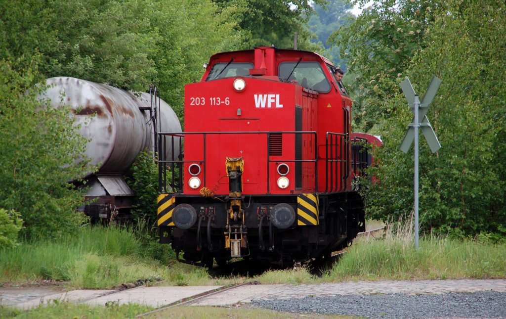 Dieses Bild entstand nicht an einer Nebenbahn sondern im Bw Nossen. WFL-Lok 203 113 lud am 15.05.11 zu F�hrerstandsmitfahrten ein.