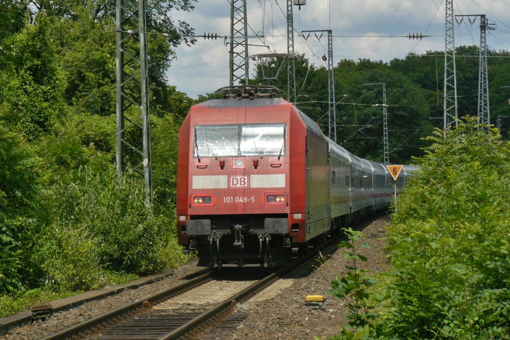 Dieses Bild mag alltglich sein: eine 101 fhrt mit einem IC durch Kln West. Aber nein, es ist nicht alltglich. Der Zug hielt nmlich in Kln West. Grund dafr war, dass die Lok einen Schaden hatte, der aber wieder behoben wurde. Nach 15 Minuten fuhr der Zug weiter und die am ESig wartende RB24 nach Kall konnte dann auch ihre dadurch versptete Fahrt fortsetzen. (11.6.2011)