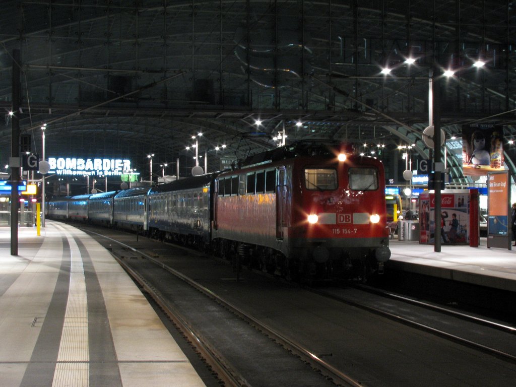 Dieses Bild soll den krnenden Abschulss meiner Tour mit Hannes Mller vom 5.12. bilden. Wir sehen hier 115 154-7 mit dem EN nach Budapest abweichend an Gleis 13 wegen Bauarbeiten. Gre gehen an den TF sowie den getroffen Fotokollegen.