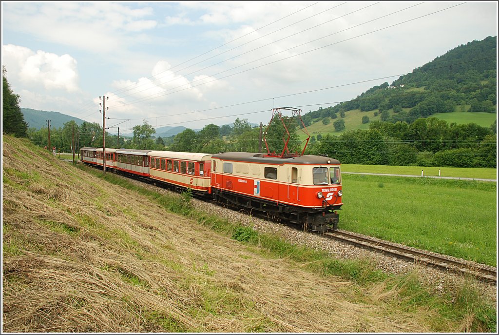 Dieses Bild zeigt die 1099 001  St.Plten  mit dem R 6802 am 27.6.2010 zwischen Kirchberg/Pielach und Steinschal-Tradigist. An Werktagen ist dieser Zug ein 4090-Leistung.