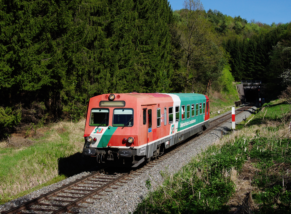 Dieses Bild zeigt den 5047 401 als R 
 8691 beim Verlassen des 531,16 m La�nitz-Tunnels in Fahrtrichtung Graz.
Aufnahmedatum: 27.04.2012