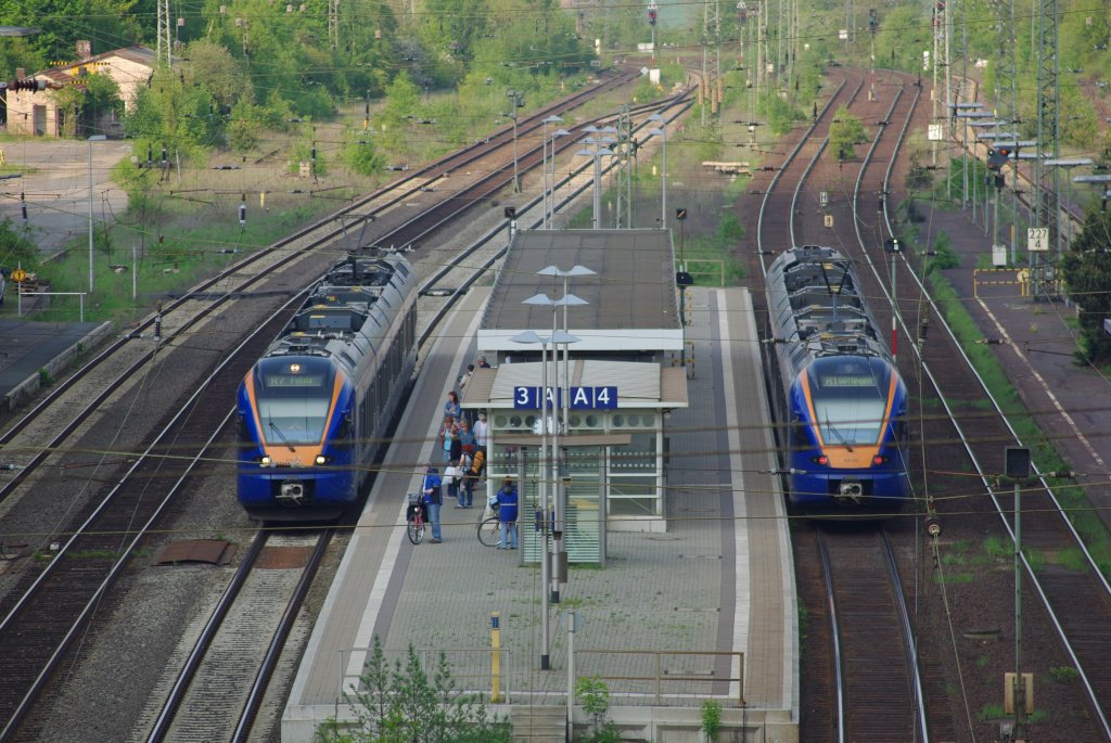 Dieses Bild zeigt, dass auch im Bahnhof Eichenberg hin und wieder mal Leben ist, zumindest, wenn Cantus aus Bebra/Fulda oder Kassel nach Gttingen und Cantus aus Gttingen in die Gegenrichtung am Bahnsteig 3/4 halt machen zum Umsteigen. Aufgenommen im Sommer 2009.