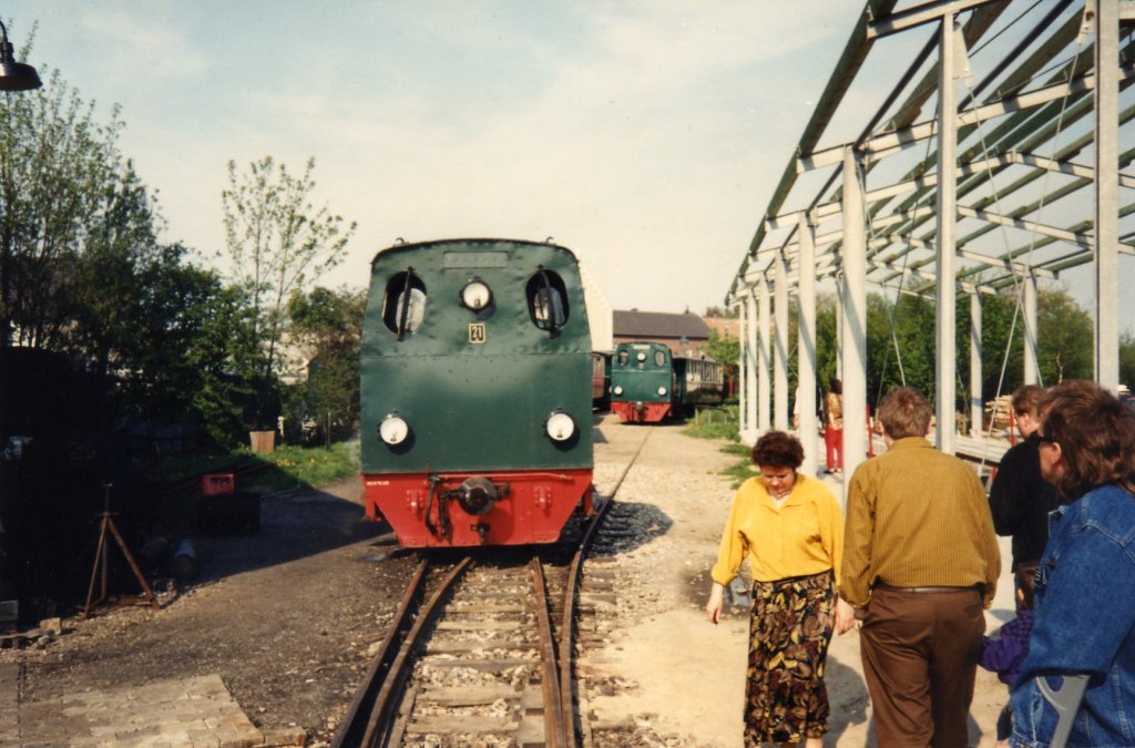 Dieses Bild zeigt Lok Nr.21 der Selfkantbahn um das Jahr1990. Ein genaues Datum kann ich leider nicht angeben, es handelt sich hier um ein Scan eines Papierfotos von mir. 
