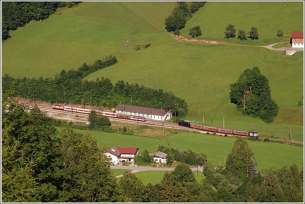 Dieses Bild zeigt die Mh.6 bei der Rckfahrt des Dampfpanoramic am 1.August 2010 bei der Einfahrt Laubenbachmhle. Das Bild entstand von Winterbach aus, von wo man ein tollen Blick auf Laubenbachmhle hat, wo die 1099 008 mit ihren 6 Wagen darauf wartet, am Montag (2.August) als R 6824 nach St.Plten fahren zu drfen.