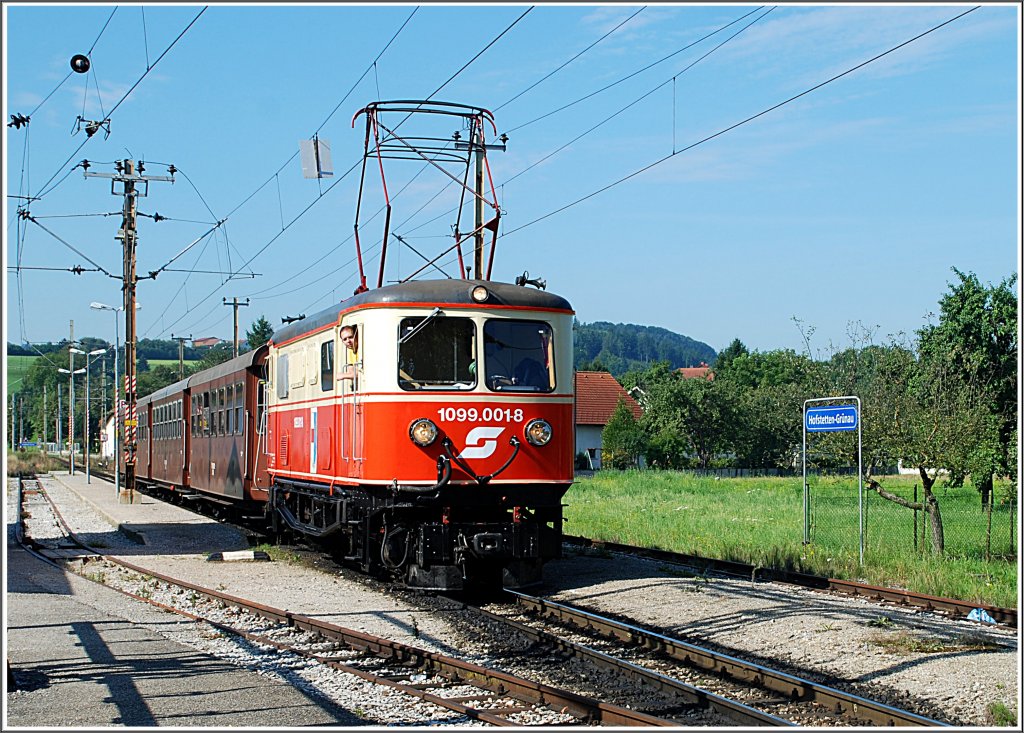 Dieses Bild zeigt den R 6802 (ein 4090-Umlauf) mit der Zuglok 1099 001 + 4 tscherbr-Waggons am 23.8.2010 im Bhf. Hofstetten.