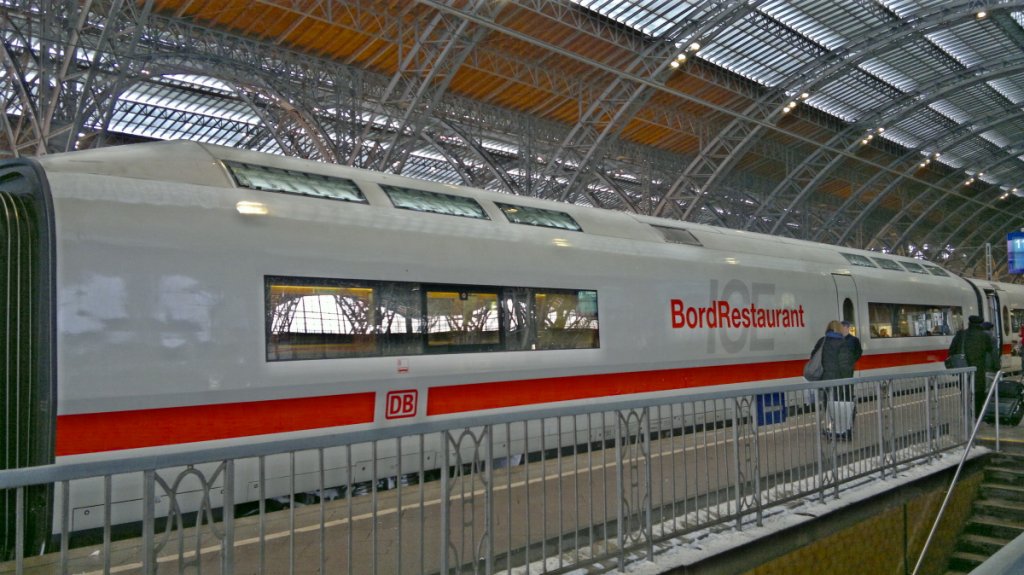 Dieses BordRestaurant des ICE 1 fasziniert mich immer wieder. Leider hat es selbst nach drei Versuchen nicht geklappt, den Wagen ohne Personen zu fotografieren. Sorry, dies ist nun das bessere Bild aus dem Leipziger Hbf.
21.12.2010 (c) by Vico Schulze

Frohe und besinnliche Weihnachten euch Allen und einen guten Start ins neue Jahr.