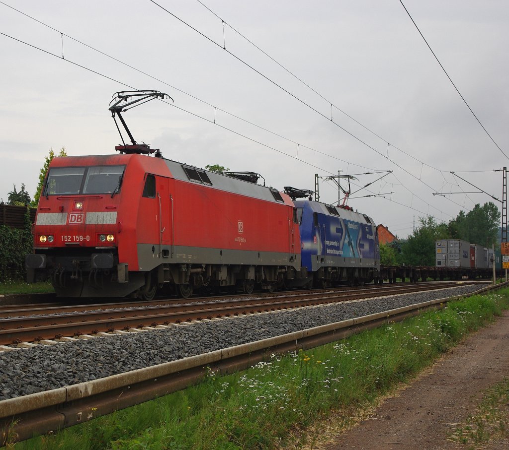 Dieses Doppel htte auch gern andersherum fahren drfen ;-) 152 159-0 mit 152 136-8 und einem Containerzug in Fahrtrichtung Sden. Aufgenommen am 23.07.2010 in Ludwigsau-Friedlos.