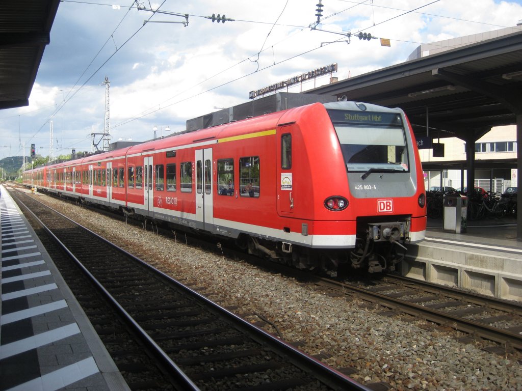 Dieses Duo aus 425´ern fuhr am 24.06.2011 als RE von Karlsruhe Hbf nach Stuttgart Hbf. Sie fahren zur Zeit Karlsruhe-Durlach aus. N�chster Halt: Wilferdingen-Singen/Remchingen.