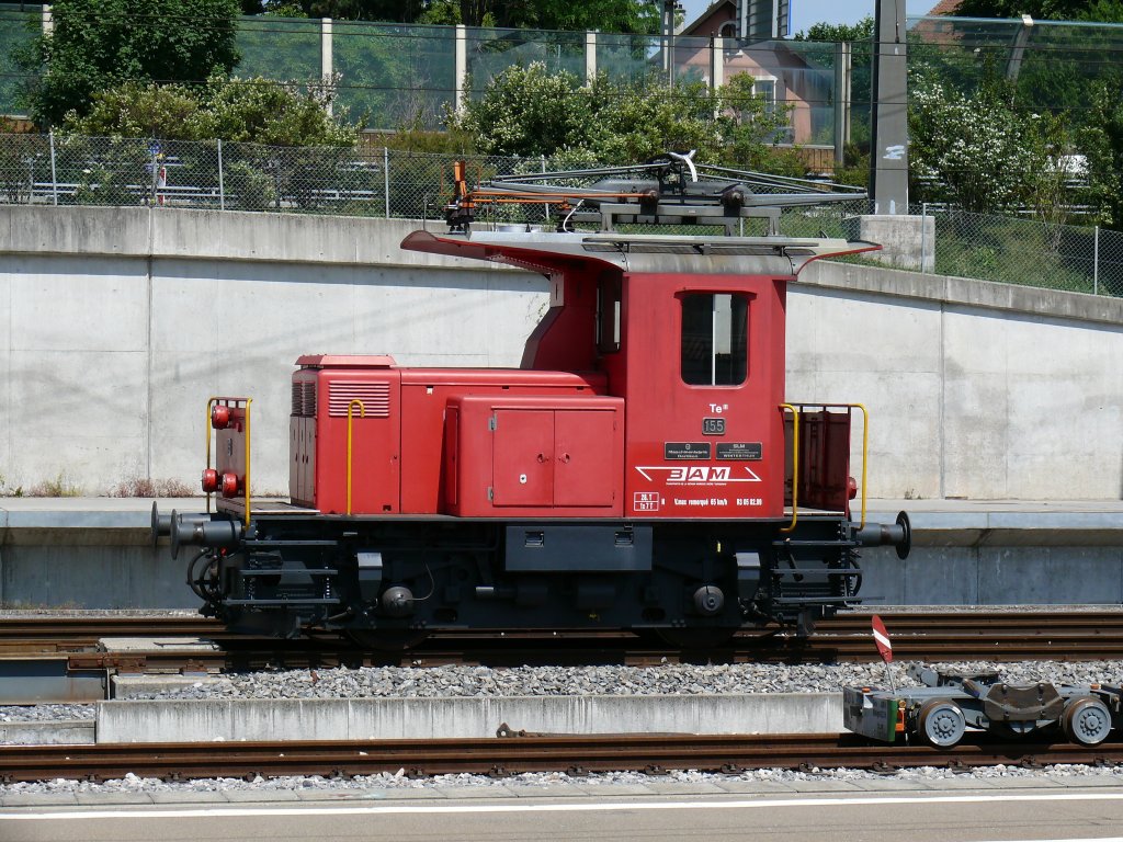 Dieses Fahrzeug der BAM ist normalspurig:
Der TeIII 155 Normalspurtraktor dient, wie hier zu sehen, dem Verschub an den Rollbockgruben in Morges. 
Er wurde 1965 von SLM/MFO gebaut und gebraucht von der SBB erworben.

Morges
29.05.2009

