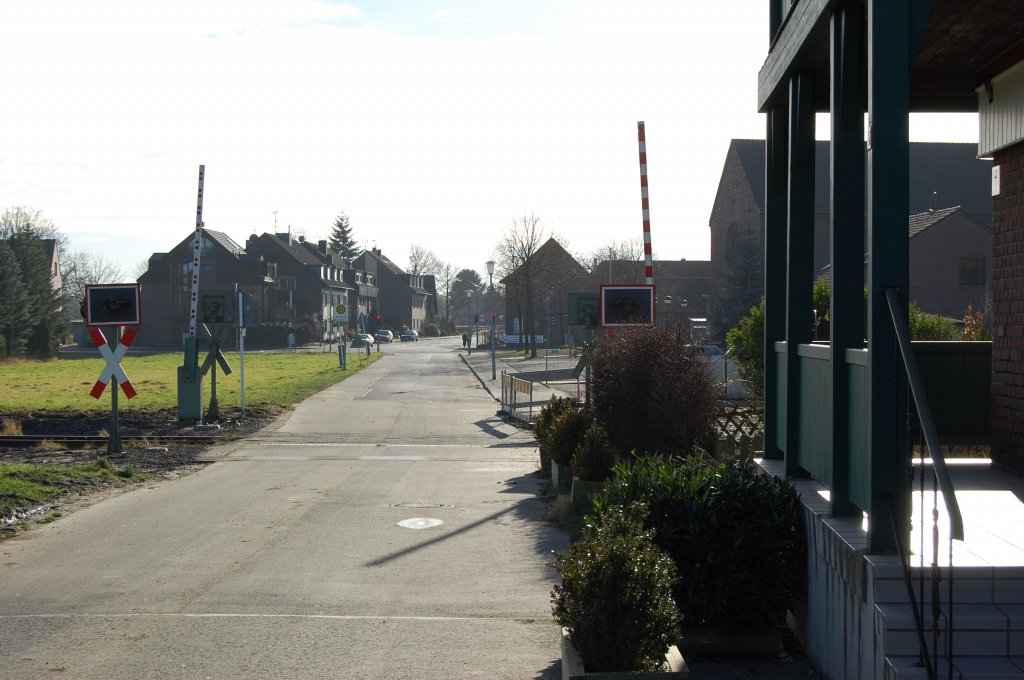 Dieses Foto zeigt den Bahnbergang in Gnhoven, noch mit der alten Sicherungsanlage. 13.1.2008