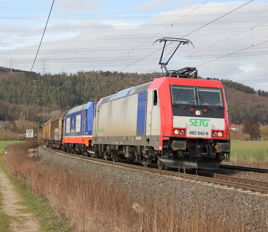 Dieses Gespann htte gern auch andersherum gereiht sein knnen: 482 042-9 mit Wagenlok Raildox 185 409-0 und H-Wagen in Richtung Sden. Aufgenommen am 14.04.2013 zwischen Mecklar und Friedlos.