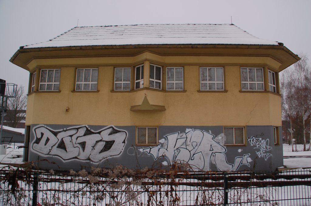 Dieses groe Stellwerk war einst im Bahnhof Bedburg an der Erftbahn KBS 481 ntig, weil von hieraus eine Strecke in Richtung Ameln und weiter nach Jlich abging und eine weitere ber Elsdorf nach Dren. Heute ist der Bahnhof  gesundgeschrumpft  auf ein Abstellgleis und zwei Bahnsteiggleise. 31-12-2010