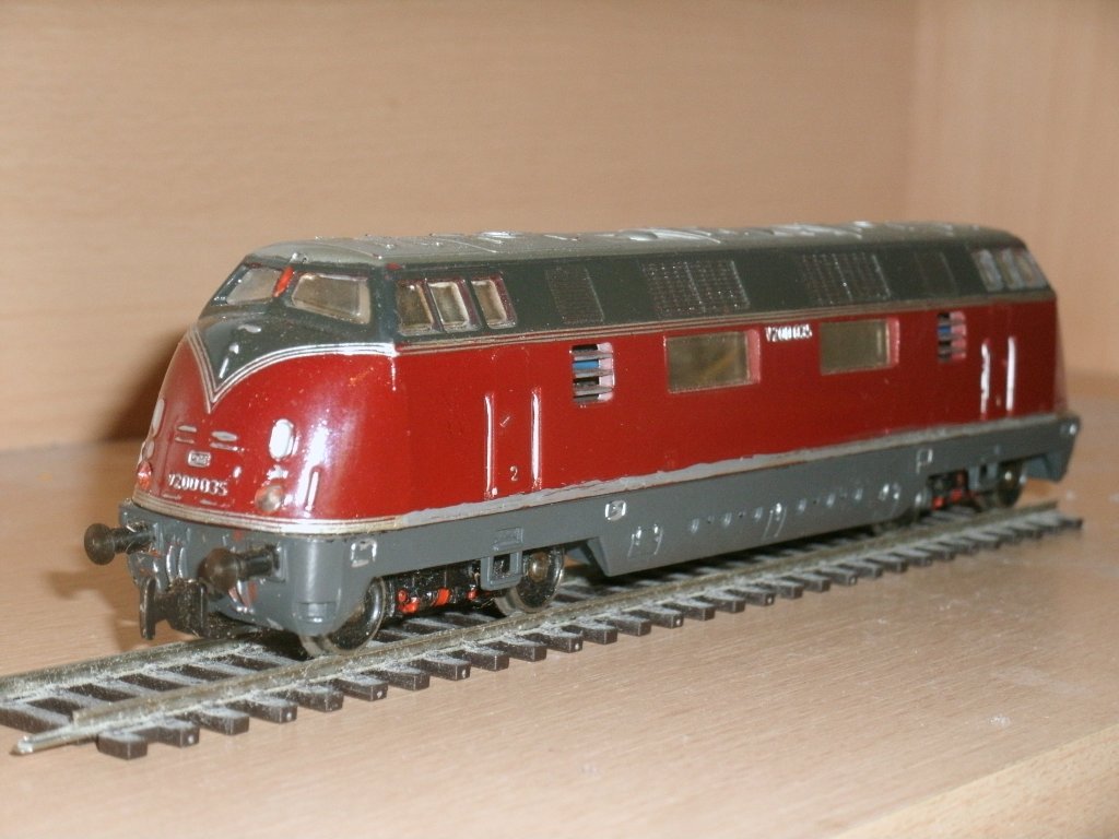 Dieses H0-Modell,von der DB Lok V200 035,stammt aus den sechziger Jahren vom ostdeutschen Modellbahnhersteller Gtzold und hatte einen damaligen Preis von nur 36,-Ostmark.