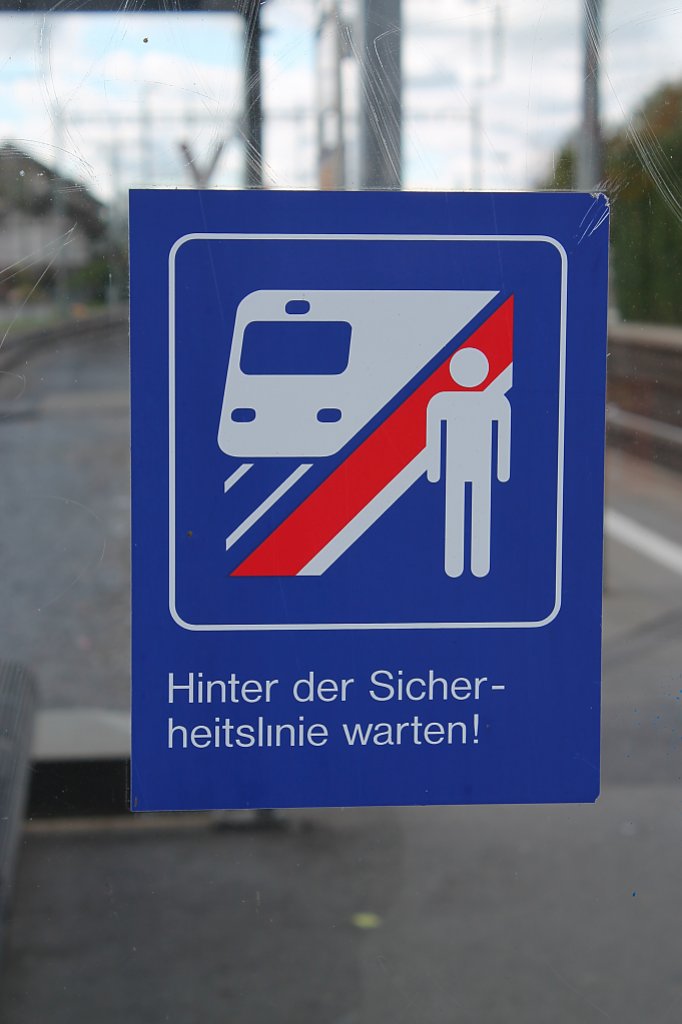 Dieses Hinweisschild befindet sich im Bahnhof Hindelbank auf Gleis 2. Aufgenommen am 9.10.
