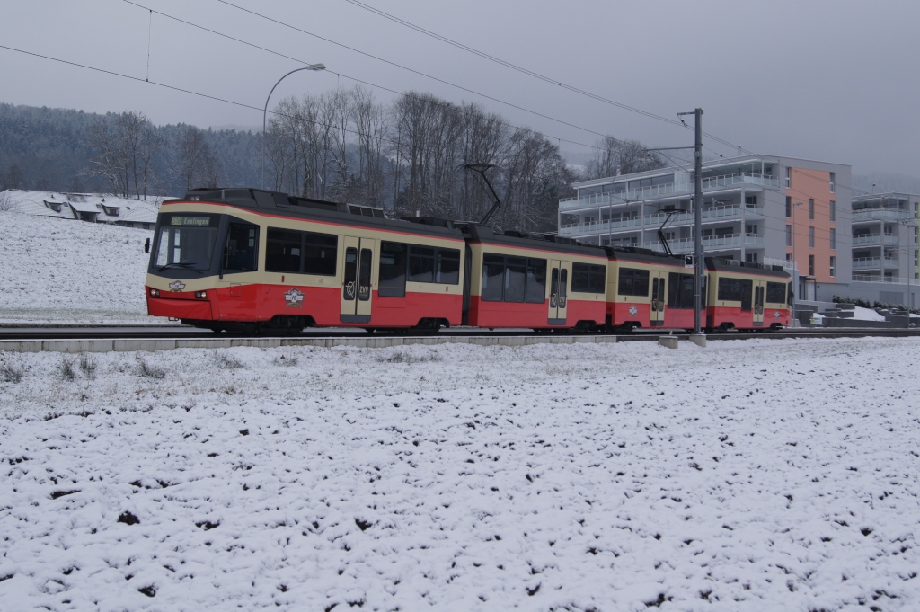 Dieses Jahr feiert die Forchbahn ihr 100-jhriges Bestehen. Aus diesem Grund erhielten alle Fahrzeuge in den letzten Tages spezielle Logos verpasst. Auf dem Bild erreichen die beiden Be 4/6 62 und 67 Emmat.
