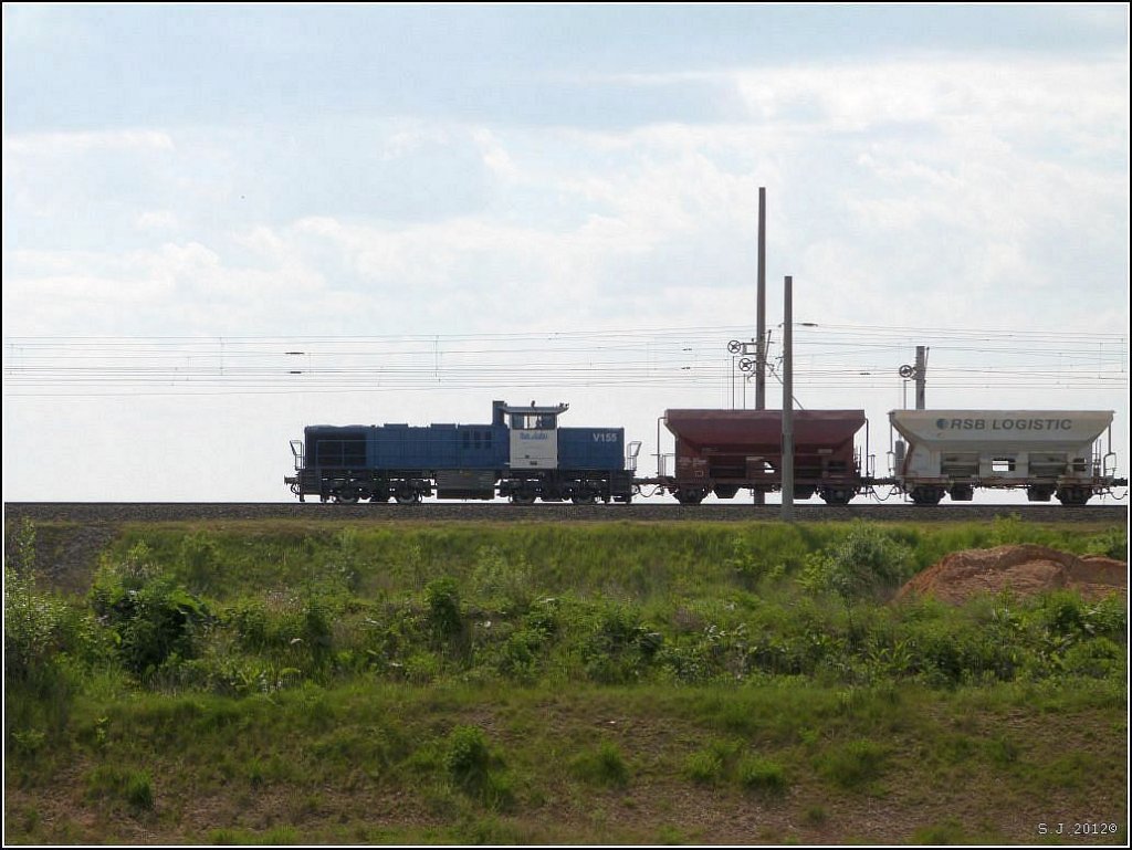 Dieses ist keine Spur N Startpackung oder ein Bild einer Modelleisenbahn.
Die V 155 der Rurtalbahn mit Sch�ttgutwagen ist auf der KBS 480 unterwegs.
Location: Kerpen Buir/ Mai 2012.
