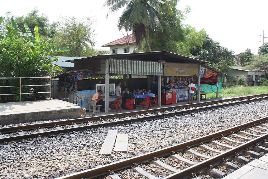 Dieses Lokal im Bf. Lat Krabang eignet sich hervoragend zum Fotografieren w�hrend man seinen Kaffee geniesst, Bild vom 10. M�rz 2012.

