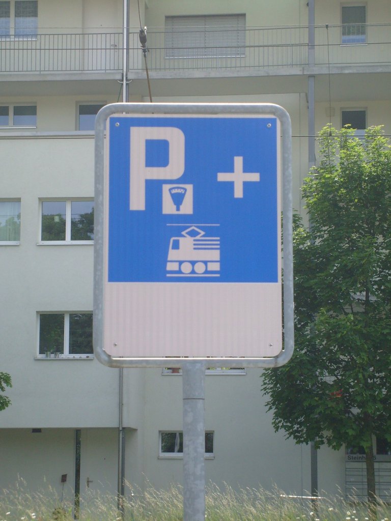Dieses lustige Park and Ride Schild befindet sich am Bahnhof Burgdorf Steinhof. Aufgenommen am 22.5.