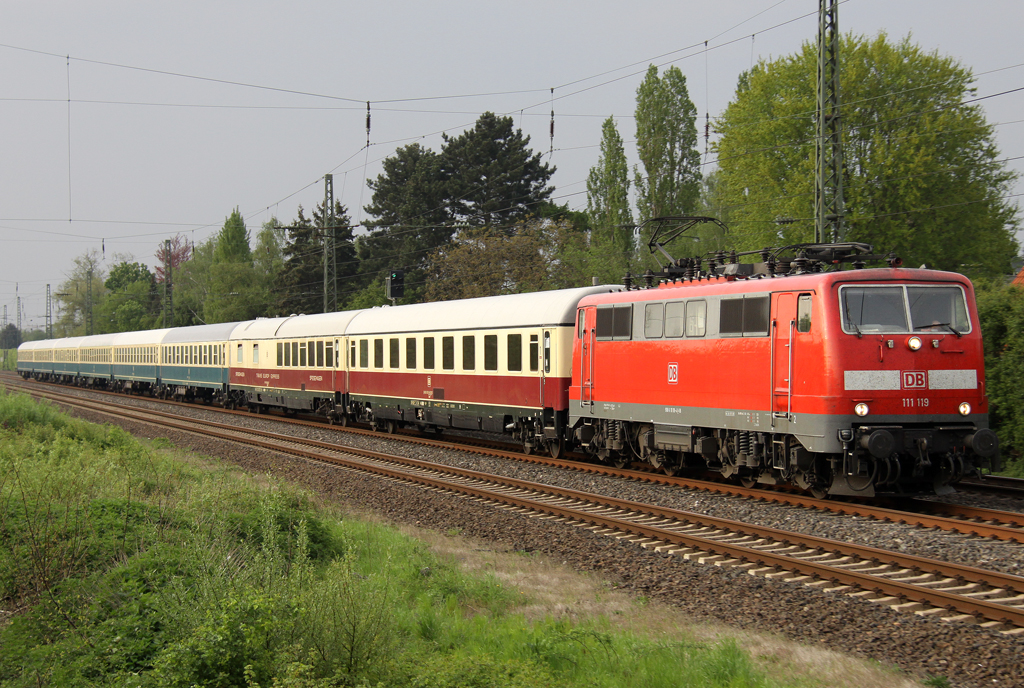 Dieses Mal rennt die 111 119 wie in alten Zeiten mit dem IC 2417 von Flensburg nach Kln durch Angermund am 01.05.2012