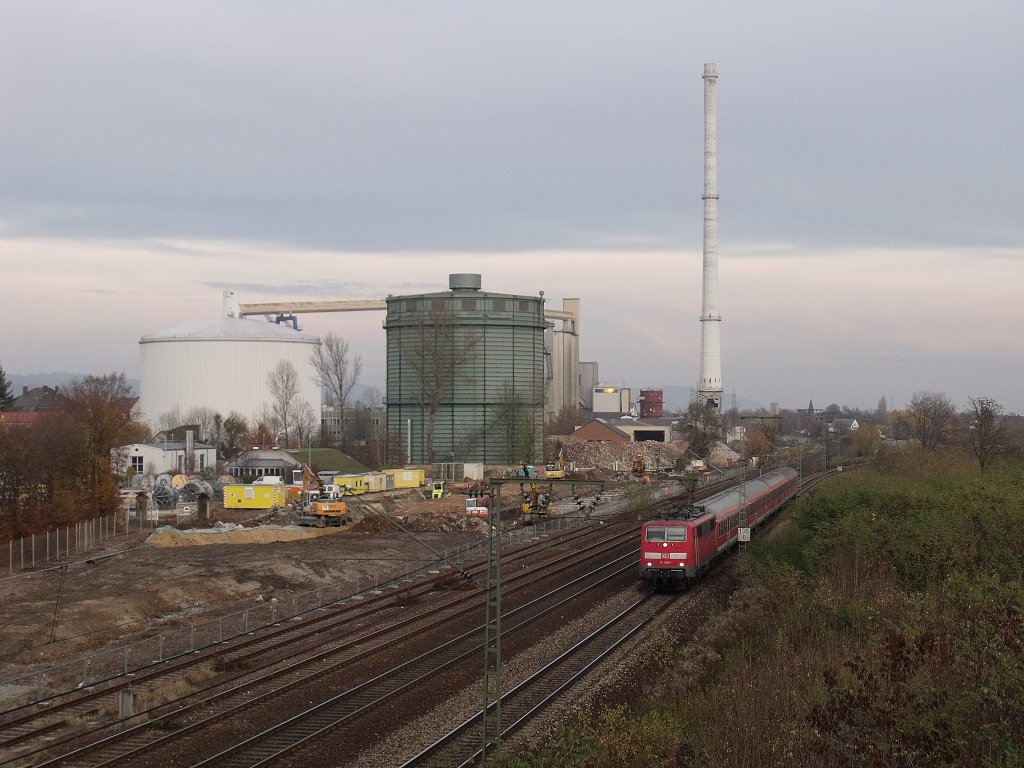 Dieses Motiv im Hintergrund ( alte Zuckerfabrik) musste man einfach noch einmal 2 Tage vor ihrer Sprengung ( der Turm wird gesprengt) verwirklichen. Hier im Bild eine Rb mit 111 vorn dran. ( 13.11.2009 Rgb Ost)