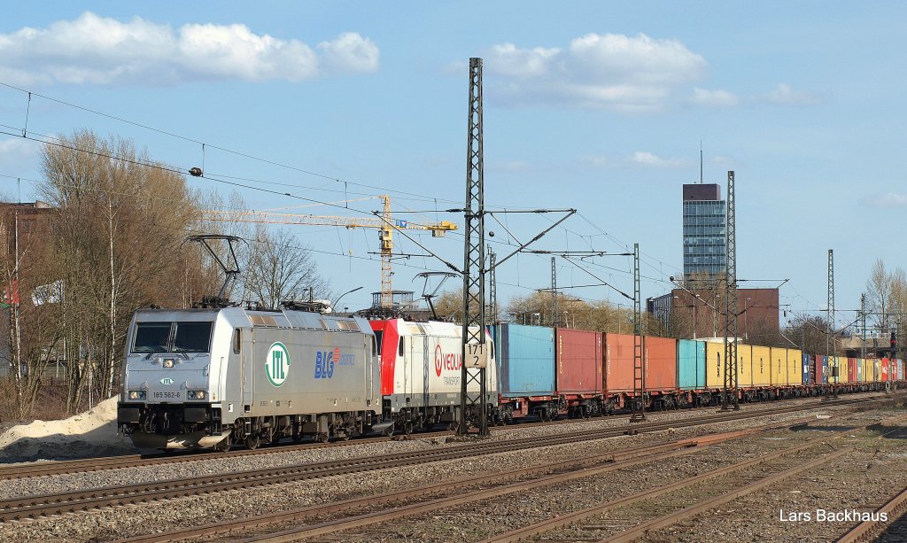 Dieses nette ITL-Duo in Form von 185 562-6 und 185 649-1 poltert am 02.04.10 mit einem Containerzug aus dem Sden durch Hamburg-Unterelbe Richtung Hamburg-Waltershof.