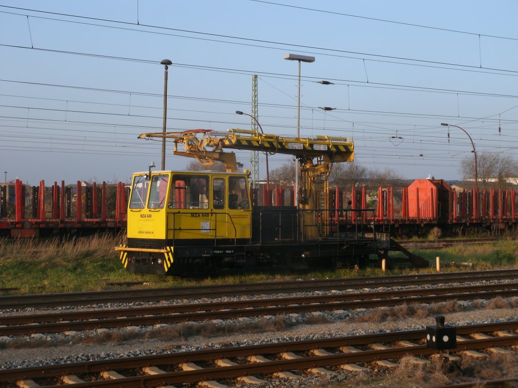 Dieses Oberleitungsrevisionsfahrzeug wird demnchst zwischen Lietzow und dem Abzw Borchtitz zum Einsatz kommen.Am 22.November 2011 stand das Fahrzeug auf Gleis 17 in Bergen/Rgen. 
