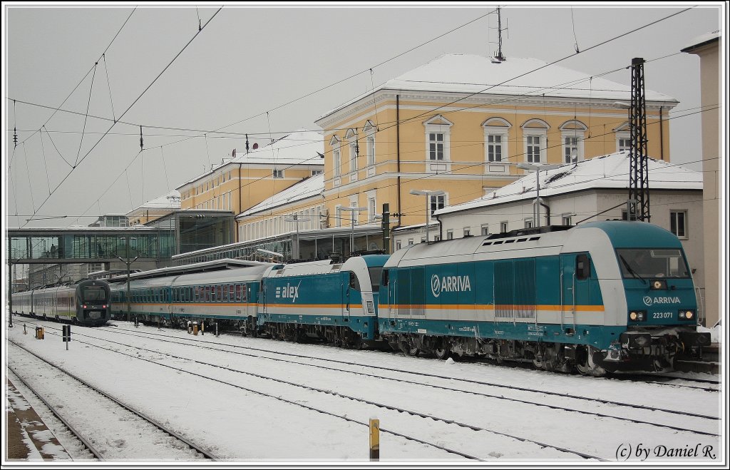 Dieses Schicke Doppel (223 071 + 183 004)bildet heute die Zugmaschienen Einheit des ALX nach Schwandorf. Gestartet sind sie, wie immer natrlich, in Regensburg Hbf. Im Hintergrund ist bereits die neue Genereation Nahverkehr, die 440er von Agilis zu sehen.(05.12.10) 
