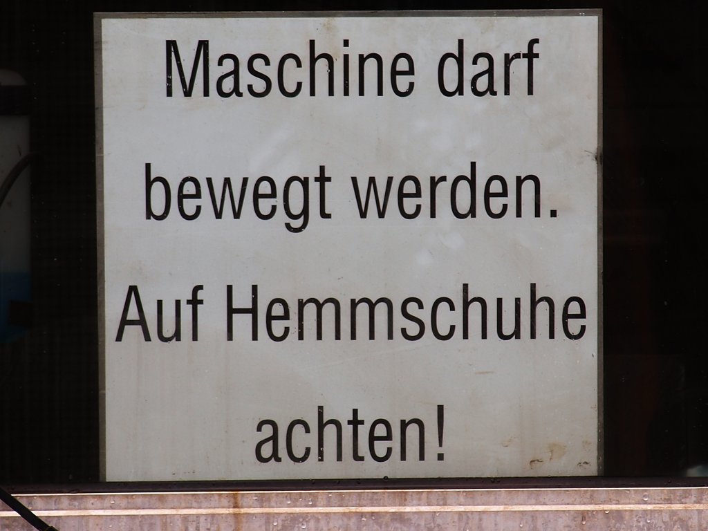 Dieses Schild hing in einer Zweischwellenstopfmaschine 09-32 CSM, die am 03.02.2011 in Aachen West abgestellt war.