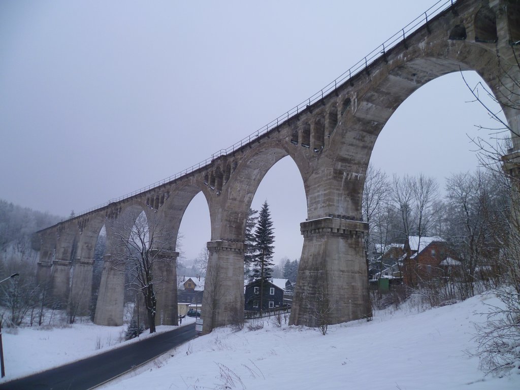 Dieses schne Viadukt steht in Lichte. Leider ist die Strecke darber schon Stillgelegt. Gesehen am 20.01.13