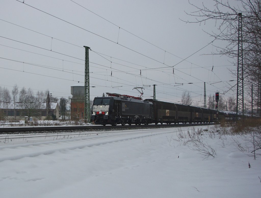 Dieses  Schwarz - Wei Bild  zeigt die 189 281 (ES 64 F4-281) in Fahrtrichtung Norden am 13.01.2010 durch Eschwege West.