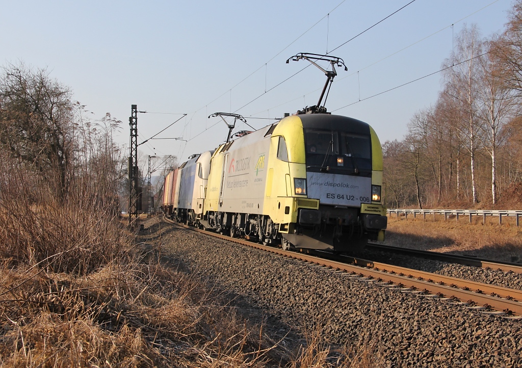 Dieses ungleiche und doch gleiche Doppel, 182 506-6 (ES 64 U2-006) und 182 522-3 (ES 64 U2-022) befrderte am 06.03.2012 einen Containerzug in Richtung Norden. Aufgenommen zwischen Wehretal Reichensachsen und Eschwege West.