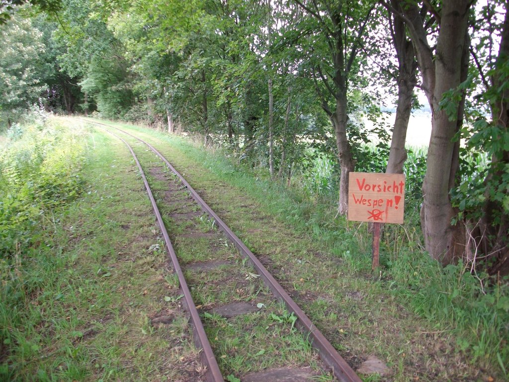 Dieses Warnschild steht an einer aufgebauten Feldbahn auf dem ehemaligen Bahndamm der Strecke Putbus-Altefhr.