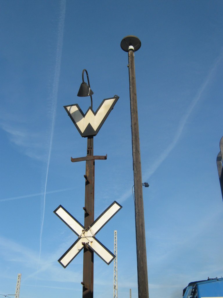 Dieses Wartezeichen  wartet  auch wieder auf bessere Zeiten.

Es steht im Bw Arnstadt hist. in Thringen, im dortigen Eisenbahnmuseum (www.ebm.arnst.de), welches auf jeden Fall einen Besuch wert ist.
Preiswerte Zimmer im Ort.

Daneben ein Holzmast der Beleuchtung der Abstellgruppe.
Jaja, sowas gab es frher noch...