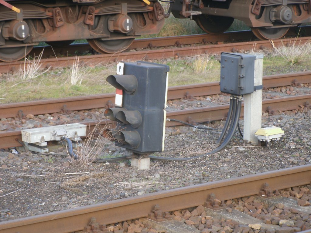 Dieses Zwerglichtsignal ist das Ausfahrsignal  P  in Bergen/Rgen.Aufnahme am 10.Dezember 2011.