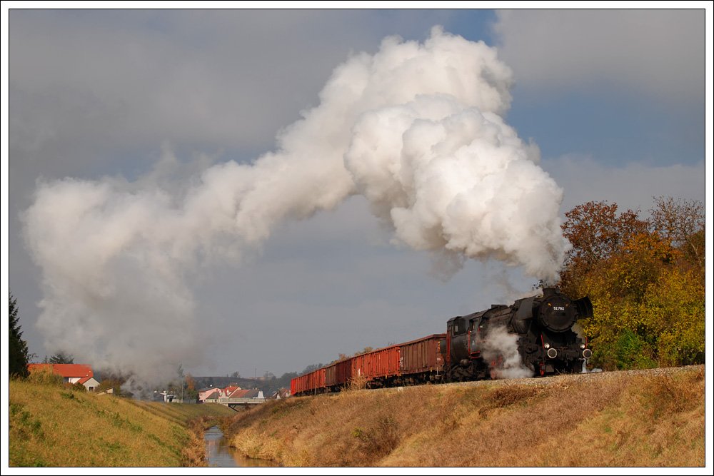 Diesmal aus dem Keller: 52.7612 mit dem Planr�benzug VG 75013 von Mistelbach nach Hohenau am 31.10.2009 in Hauskirchen.
