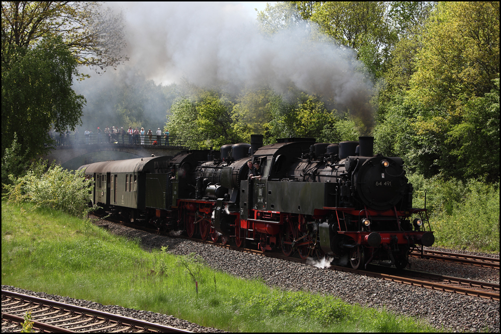 Diesmal drfen 64 491 und 38 1301 zeigen was sie knnen und verlassen Neuenmarkt-Wirsberg hinauf nach Marktschorgast. (22.05.2010)