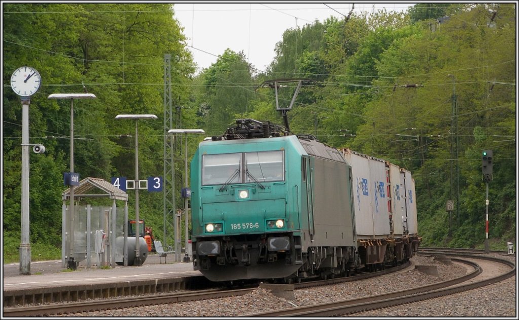 Diesmal in Gr�n. Die 185 576-6 bei der Durchfahrt am Bahnhof in Eschweiler (Rhl).
Am Haken G�terfracht aus Antwerpen. Bildlich festgehalten am 18.05.2013.