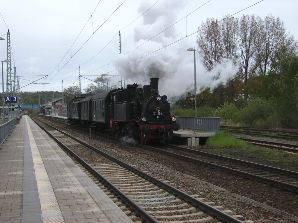 Diesmal konnte ich den  ganzen  Zug mit 91 134 bei der Ausfahrt aus Bergen/Rgen am 16.Mai 2010 nach Putbus fotografieren ohne das mir ein Zug ins Bild fuhr.