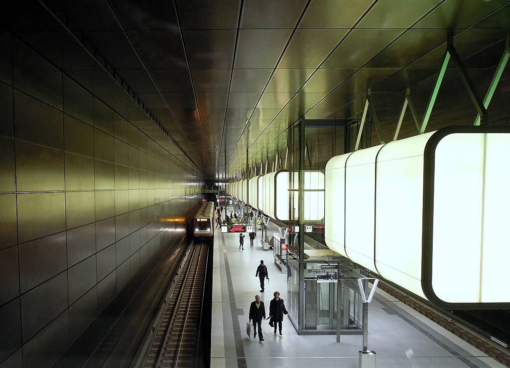 Die(vorl�ufige)Endstation der neuen Hamburger Linie U4 im Beleuchtungszustand  Hellgr�n . U-Bahnhof  HafenCity Universit�t , 1.12.2012