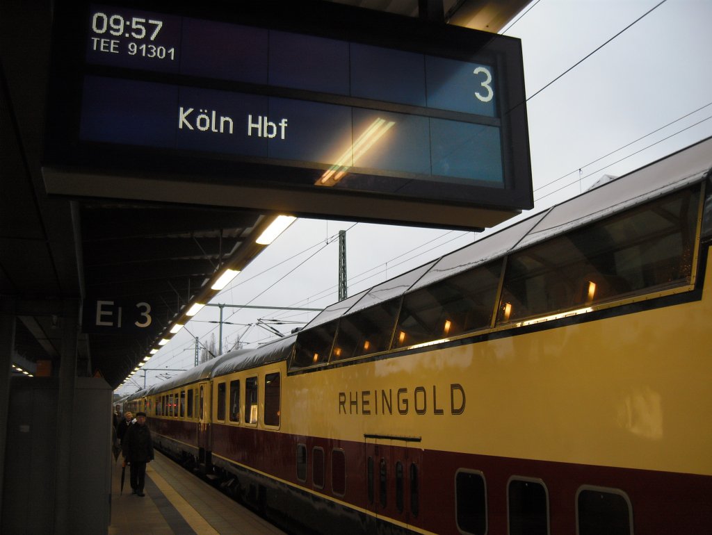 Digitalanzeigen machen's mglich: Es fhrt tatschlich ein TEE (Trans Euroop Express) in Rostock. Gesehen am TEE Rostock - Kln am 18.11.2010