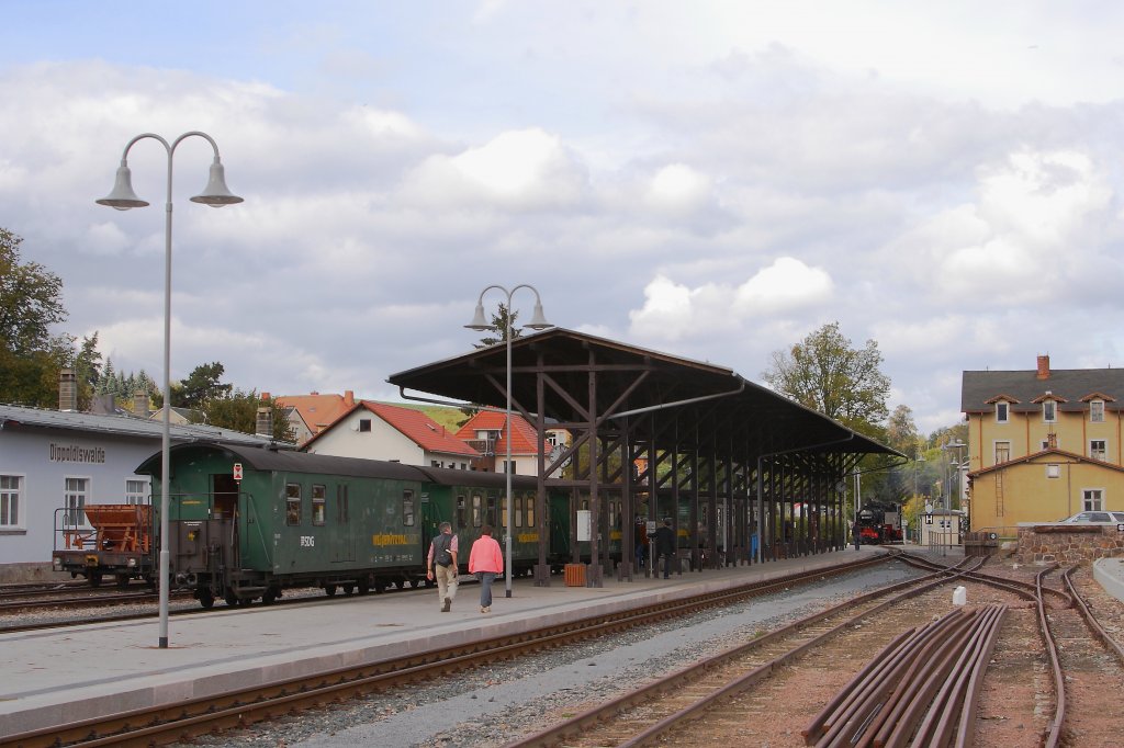 Dippoldiswalder Bahnhofsimpression, aufgenommen am 07.10.2011. Dieser Bahnhof ist nach dem teilweisen Wiederaufbau der Strecke nach der Flutzerstrung von 2002 die vorlufige Endstation der Weieritztalbahn. Darf man den aktuellen Meldungen glauben, steht der weitere Wiederaufbau bis zum eigentlichen Endbahnhof Kurort Kipsdorf unmittelbar bevor! Die Gelder dafr sollen jedenfalls gesichert sein. Man spricht von einer Inbetriebnahme der Reststrecke von voraussichtlich 2013! 