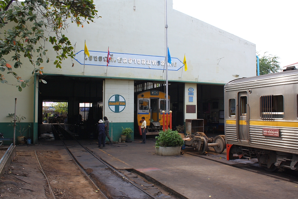 Direkt am Ende des Bahnsteiges des Bf. Mahachai liegt übergangslos das Depot. 07.Dezember 2010.