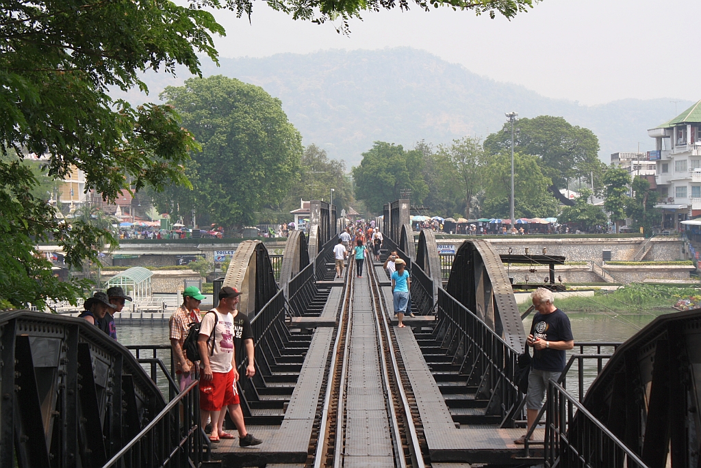 Direkt anschliessend an den Bf. Saphan Kwai Yai liegt die Brcke (thail. Saphan) ber den Kwai, aufgenommen am 13.Mrz 2011 vom letzten Wagen des ORD 257. Da diese Brcke ein Touristenmagnet ist, erhielt sie als eine der wenigen in Thailand eine Bedielung. Diese Brcke ist brigens nicht die ursprnglich gebaute Brcke; die wurde kurz nach der Fertigstellung durch Fliegerangriffe zerstrt. Innerhalb von 6 Monaten wurde dann die jetztige Brcke an anderer Stelle abgebaut und hier errichtet.
